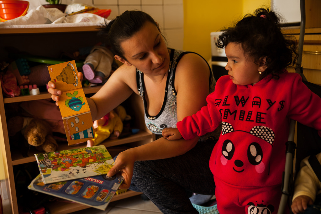 Noémi mutatja könyveiket | Fotó: Magócsi Márton