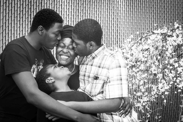 Egy fotósorozat, ami az egyedülálló anyák előtt tiszteleg Egy fotósorozat, ami az egyedülálló anyák előtt tiszteleg