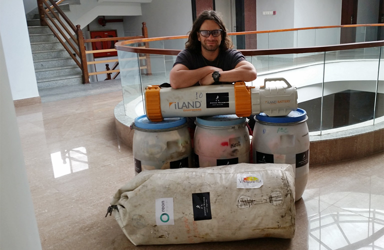 Dávid a reptéren a felszerelésével Forrás: Johnnie Walker Annapurna Expedíció