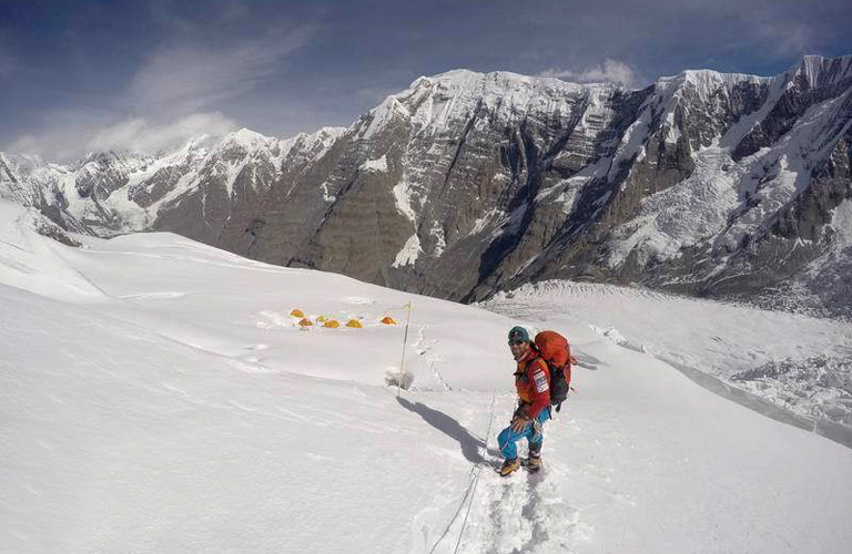 Könnyű, de hasadékos szakasz a hármas táborból a kettes tábor felé