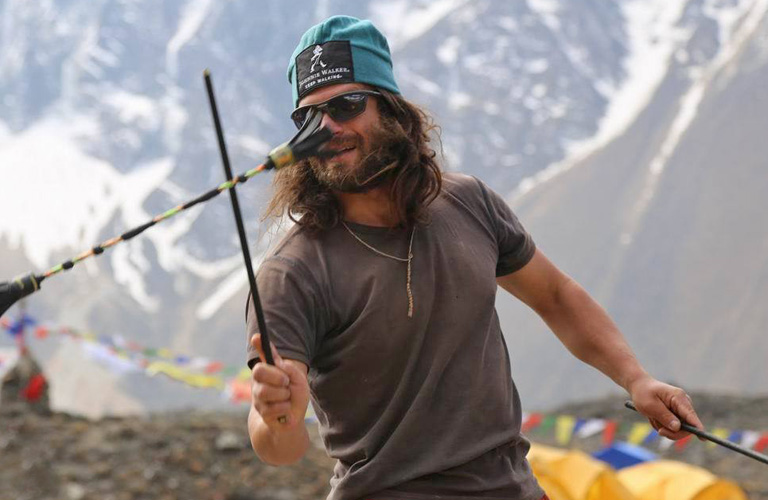 Az első kísérlet után az időjárási előrejelzések elemzése mellett például ördögbotozással próbálta pár pillanatra elterelni a figyelmét