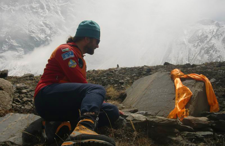 Nem ez volt az első kísérlet. 2012-ben egy magyar hegymászó, Horváth Tibor életét vesztette az Annapurnán.