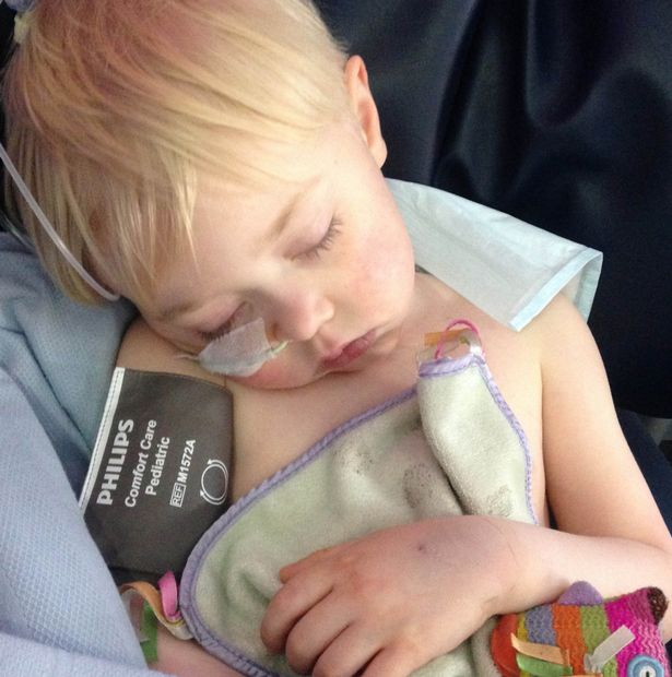 Szuperhősös pizsamában várta a májátültető műtétet apuka és kisfia Szuperhősös pizsamában várta a májátültető műtétet apuka és kisfia