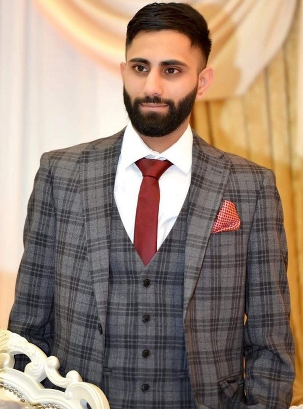 Szívszaggató fotó: testvére kezét fogja, miközben lekapcsolják a lélegeztetőgépről