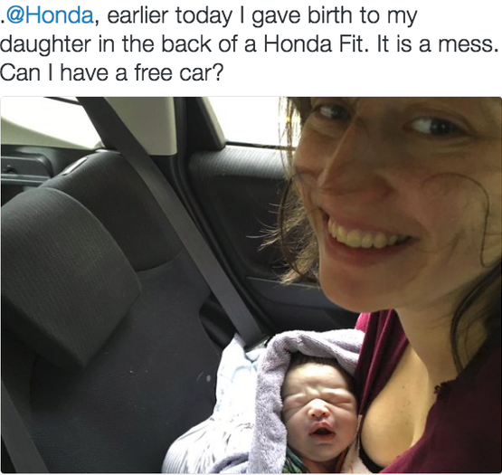 Egy Honda hátsó ülésén szült az írónő