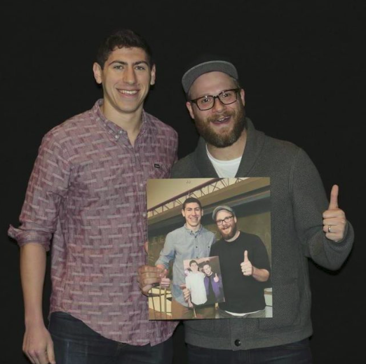 Harmadjára lőtt közös fotót Seth Rogennel a mázlista egyetemista