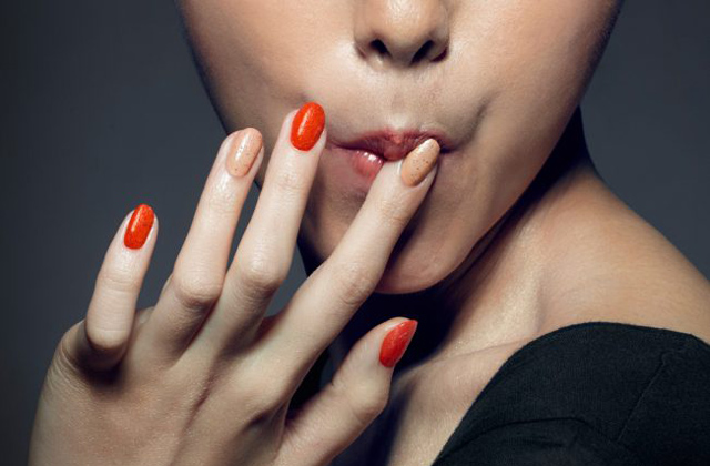 Itt a körömlakk, ami rászoktat az ujjszopásra Itt a körömlakk, ami rászoktat az ujjszopásra