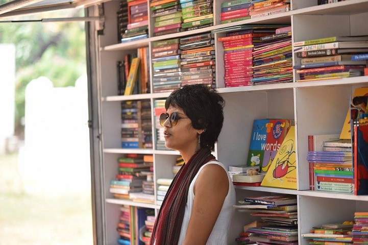 Mobil könyvtárat csinált a furgonból az indiai pár