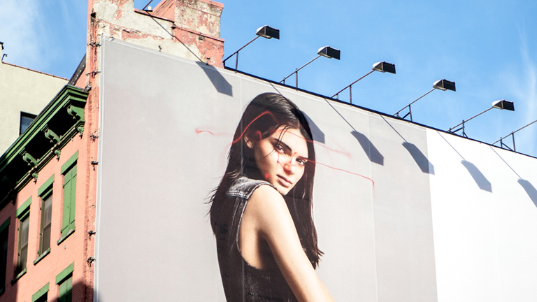 A hat emelet magas óriásplakátra drón fújta fel a piros festéket (Fotó: Tumblr)