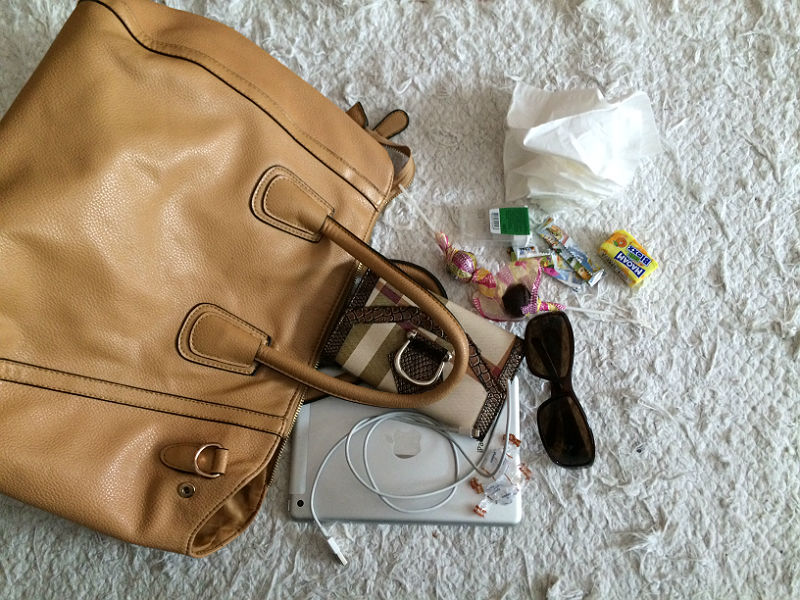 Csiga, fél tégla, csavarkulcs – az anyák táskájának titkos bugyrai Csiga, fél tégla, csavarkulcs – az anyák táskájának titkos bugyrai