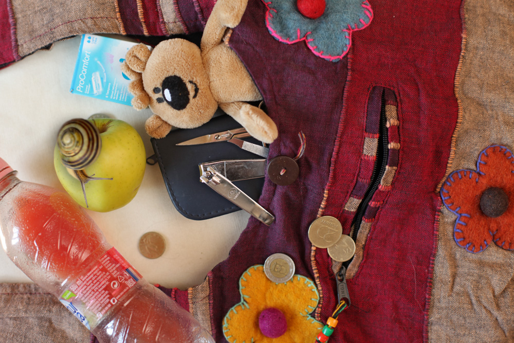 Csiga, fél tégla, csavarkulcs – az anyák táskájának titkos bugyrai Csiga, fél tégla, csavarkulcs – az anyák táskájának titkos bugyrai