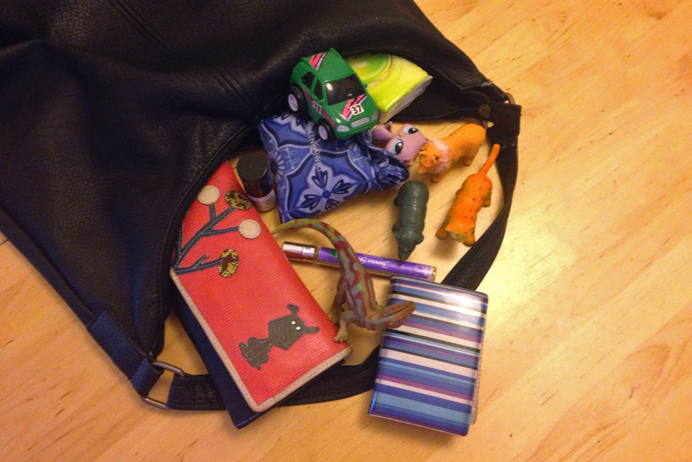 Csiga, fél tégla, csavarkulcs – az anyák táskájának titkos bugyrai Csiga, fél tégla, csavarkulcs – az anyák táskájának titkos bugyrai