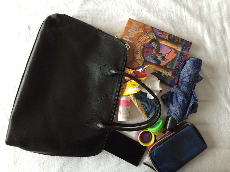 Csiga, fél tégla, csavarkulcs – az anyák táskájának titkos bugyrai Csiga, fél tégla, csavarkulcs – az anyák táskájának titkos bugyrai