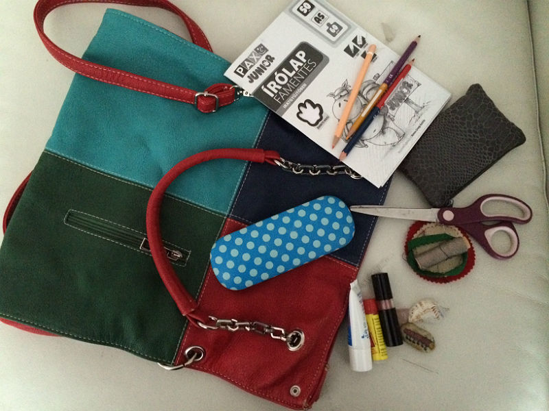 Csiga, fél tégla, csavarkulcs – az anyák táskájának titkos bugyrai Csiga, fél tégla, csavarkulcs – az anyák táskájának titkos bugyrai