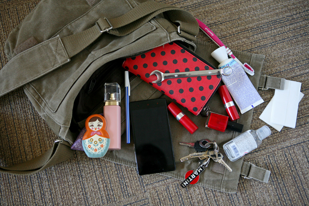 Csiga, fél tégla, csavarkulcs – az anyák táskájának titkos bugyrai Csiga, fél tégla, csavarkulcs – az anyák táskájának titkos bugyrai