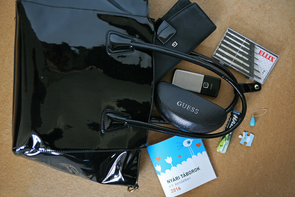 Csiga, fél tégla, csavarkulcs – az anyák táskájának titkos bugyrai Csiga, fél tégla, csavarkulcs – az anyák táskájának titkos bugyrai