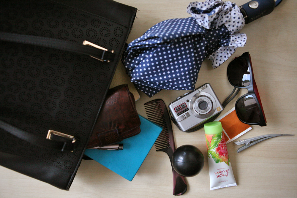 Csiga, fél tégla, csavarkulcs – az anyák táskájának titkos bugyrai Csiga, fél tégla, csavarkulcs – az anyák táskájának titkos bugyrai