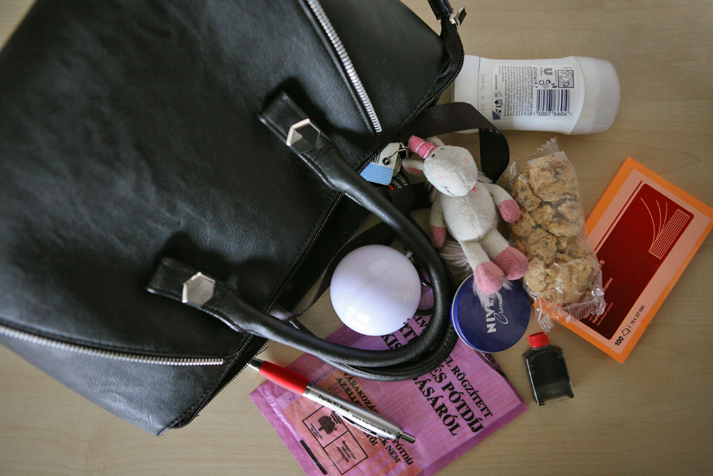 Csiga, fél tégla, csavarkulcs – az anyák táskájának titkos bugyrai Csiga, fél tégla, csavarkulcs – az anyák táskájának titkos bugyrai