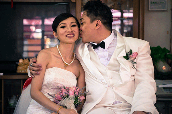 Megdöbbentő szülési szokások a világ körül