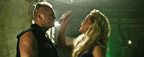 Jennifer Lawrence mellét zsinórral fogták össze