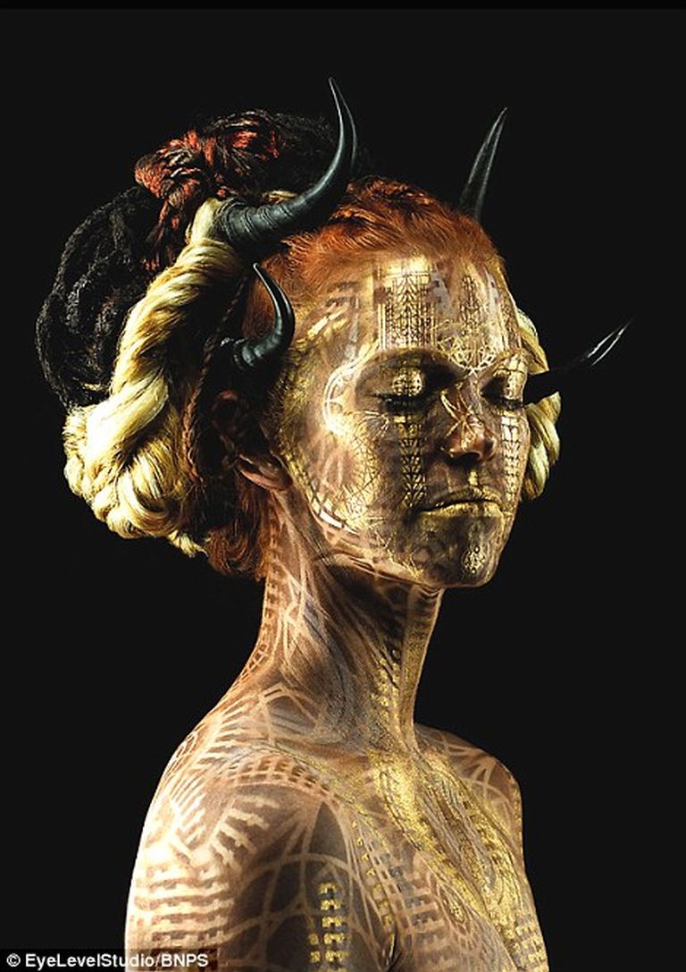 Képzeletbeli lényekké varázsolja a művész a gyönyörű modelleket