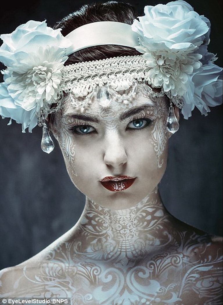 Képzeletbeli lényekké varázsolja a művész a gyönyörű modelleket