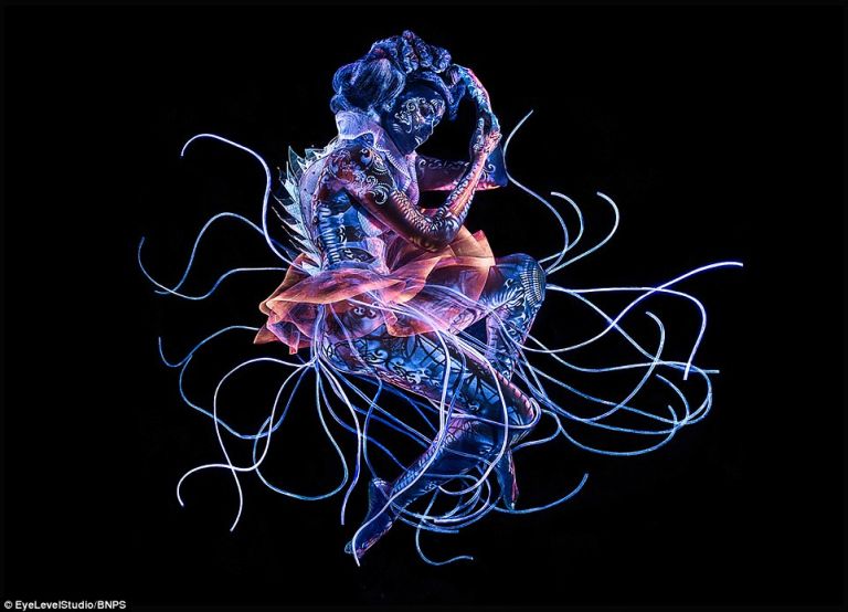 Képzeletbeli lényekké varázsolja a művész a gyönyörű modelleket