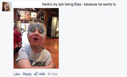 Sorra osztják meg az édesanyák a lányos játékokkal játszó kisfiúk fotóit Sorra osztják meg az édesanyák a lányos játékokkal játszó kisfiúk fotóit