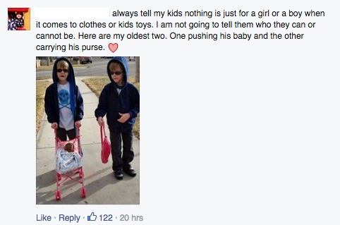 Sorra osztják meg az édesanyák a lányos játékokkal játszó kisfiúk fotóit Sorra osztják meg az édesanyák a lányos játékokkal játszó kisfiúk fotóit