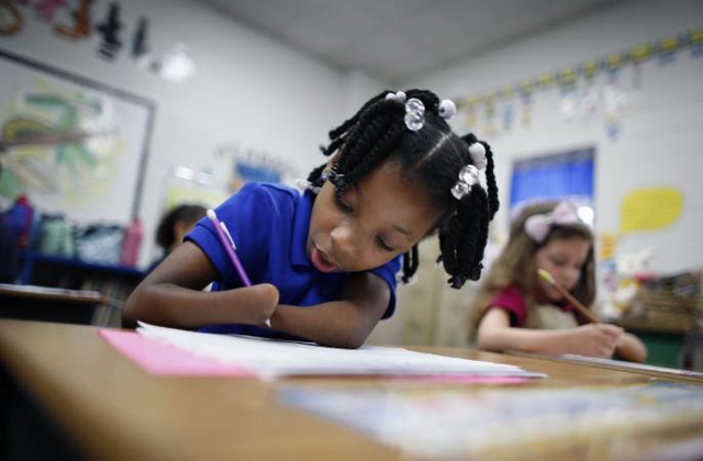 Kézírás-versenyt nyert a kezek nélkül született kislány Kézírás-versenyt nyert a kezek nélkül született kislány