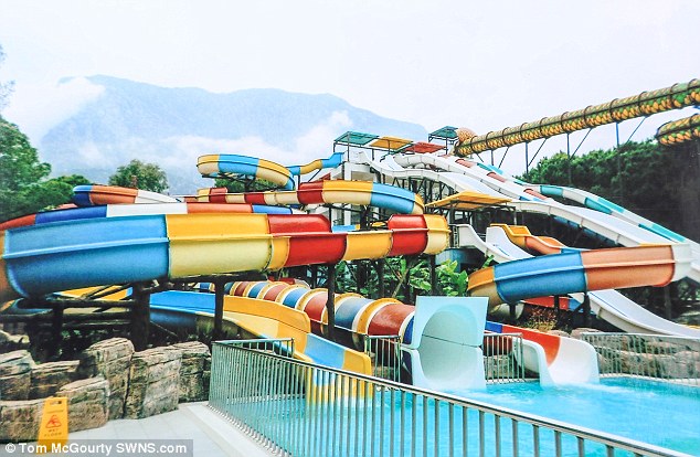 Anyukája mentette meg a csúszdáról kizuhant kislánya életét