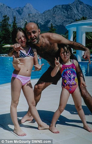 Anyukája mentette meg a csúszdáról kizuhant kislánya életét