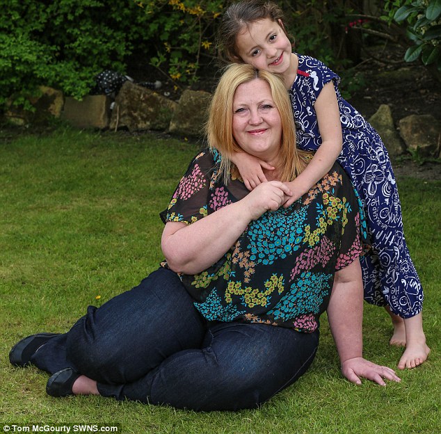 Anyukája mentette meg a csúszdáról kizuhant kislánya életét