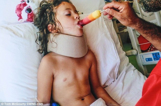 Anyukája mentette meg a csúszdáról kizuhant kislánya életét