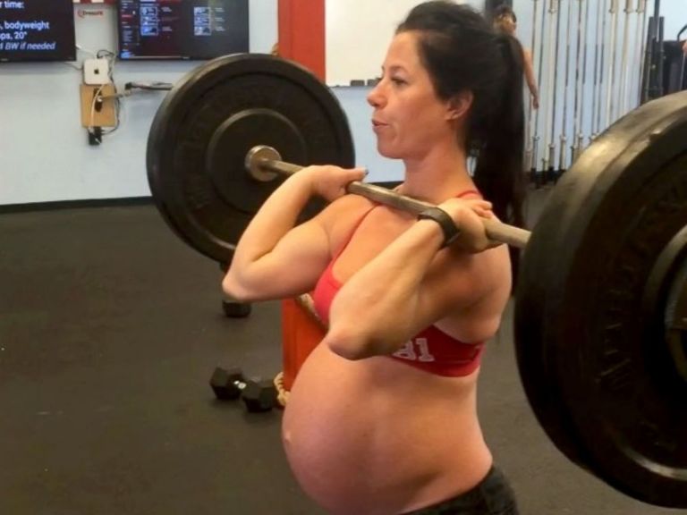 Napokkal a szülés előtt még súlyt emel