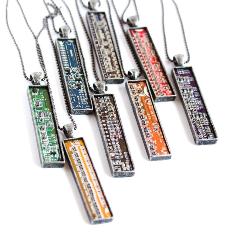 Számítógép-alkatrészekből ékszerek