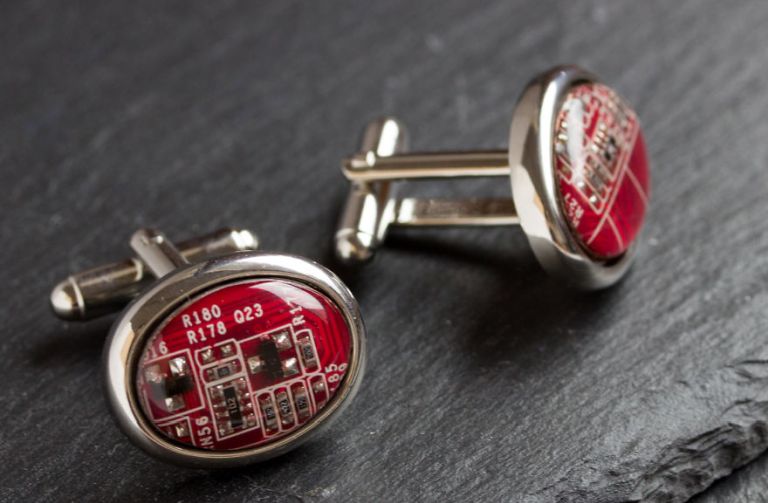 Számítógép-alkatrészekből ékszerek