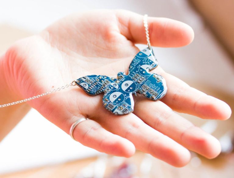 Számítógép-alkatrészekből ékszerek