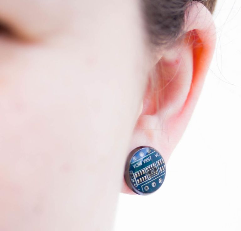 Számítógép-alkatrészekből ékszerek