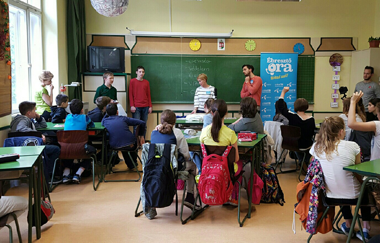 D. Tóth Kriszta és Szabó Kimmel Tamás rendhagyó Ébresztő-órája a budapesti Fazekas gimnáziumban