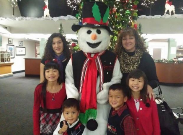 Az internetről tudták meg, hogy lányuknak van egy ikertestvére – örökbe fogadták