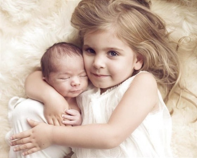 Egy kislány lenyűgöző története, aki megmentette a testvére életét Egy kislány lenyűgöző története, aki megmentette a testvére életét