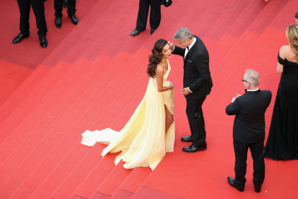 Amal Clooney benézett a lába közé Cannes-ban Amal Clooney benézett a lába közé Cannes-ban