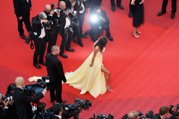 Amal Clooney benézett a lába közé Cannes-ban Amal Clooney benézett a lába közé Cannes-ban