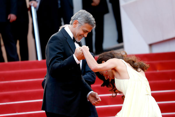 Amal Clooney benézett a lába közé Cannes-ban Amal Clooney benézett a lába közé Cannes-ban