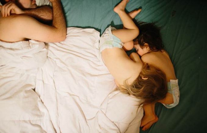 A beteg kisfiát nyugtató apuka fotóján olvadozik a fél internet