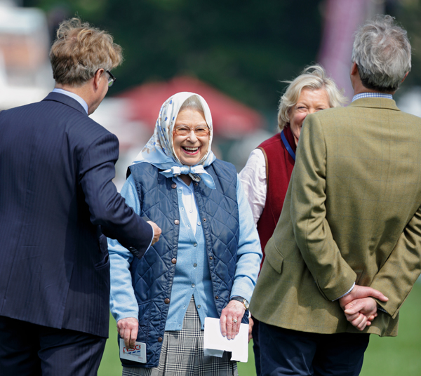 Így örült II. Erzsébet a lova győzelmének