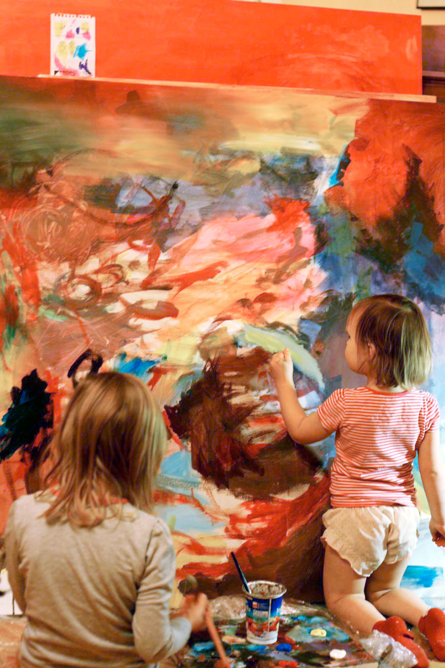 Anya és lányai közösen készítenek csodás műalkotásokat