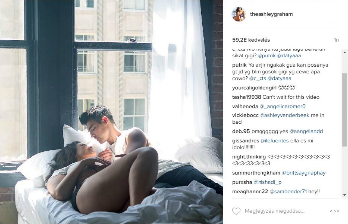 Plus size Ashley Graham bugyiban rázza magát