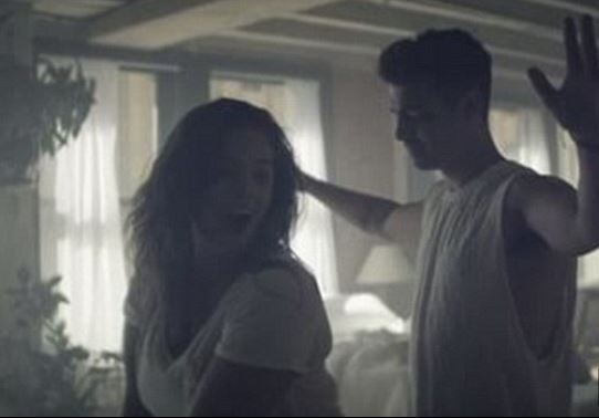 Plus size Ashley Graham bugyiban rázza magát